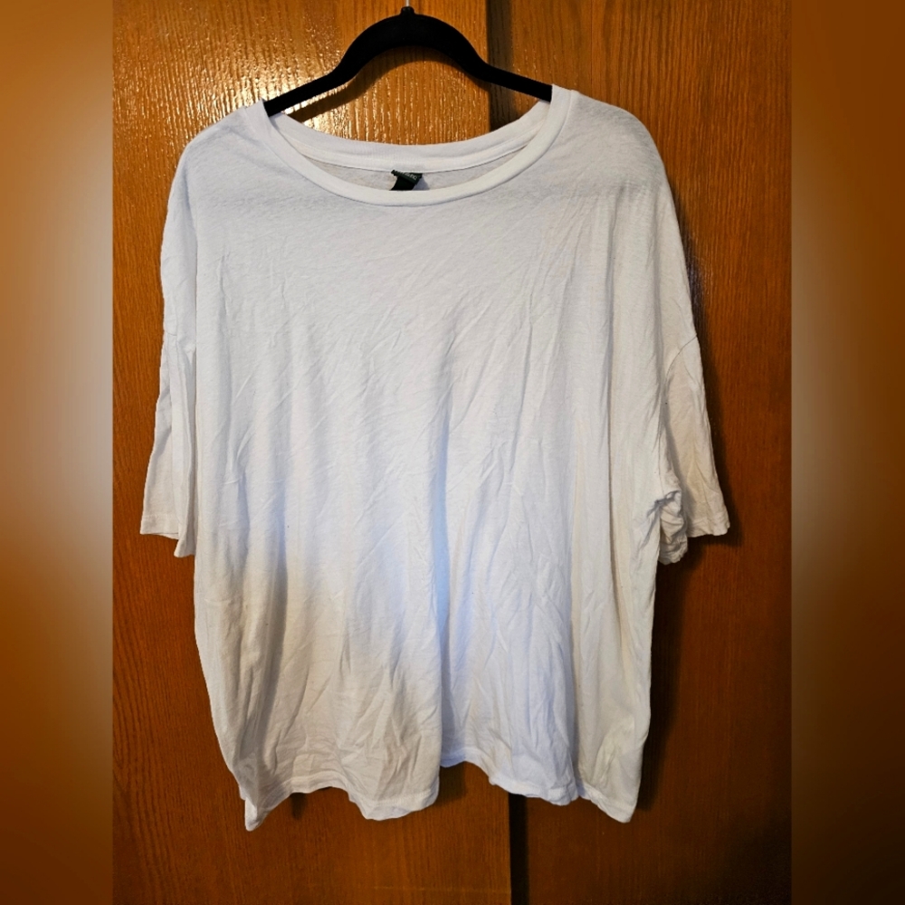 Basic loose white tee